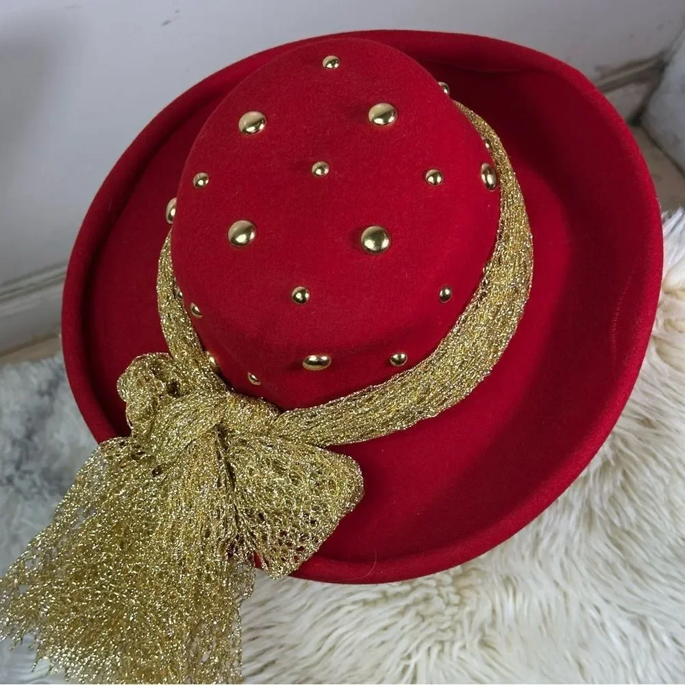 Elegant Foeskin wool Red Hat with Gold Accents